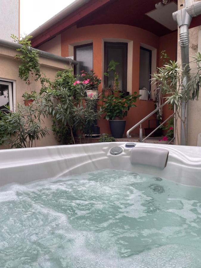 Nyil Apartman Wellnes Debrecen Buitenkant foto